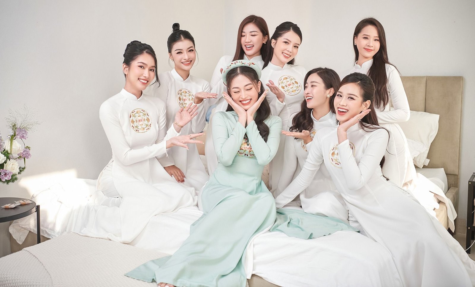 Makeup trends unite the bride and her sisters and aunts at the wedding 1